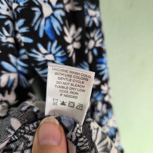 Adrienne Vittadini Womens Blouse Sz 3X Black Allover Blue Floral Print Tie Neck - Picture 5 of 6